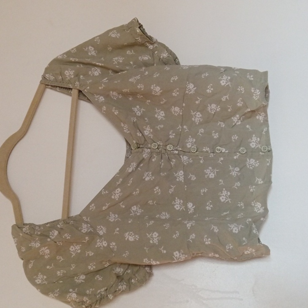 Hollister Floral Sage Crop Top. Size Large Like New